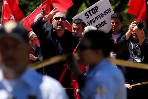 تركيا تستدعي السفير الأميركي بعد واقعة عنيفة في واشنطن بين رجال أمن أتراك ومحتجين