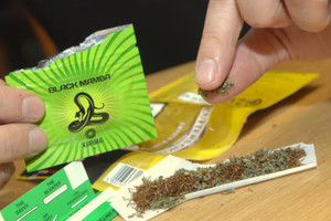 رجل يقص أنفه بسكين تحت تأثير المخدرات