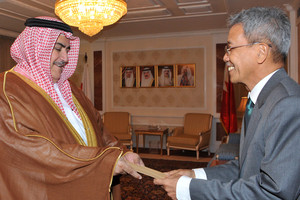 البحرين : وزير الخارجية يتسلم نسخة من أوراق اعتماد سفير جمهورية إندونيسيا