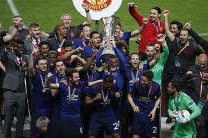 بالفيديو... خبرة مانشستر تقهر شباب أياكس وتتوج بلقب الدوري الأوروبي للمرة الأولى