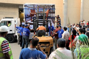 نقل أول قطعتين من كنز توت عنخ آمون إلى المتحف الجديد في القاهرة 