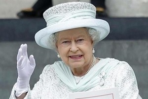 الملكة اليزابيث الثانية تزور جرحى اعتداء مانشستر