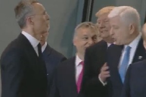 بالفيديو... ترامب يدفع بطريقة عنيفة أحد قادة حلف الأطلسي