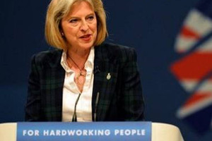 بريطانيا تخفض مستوى التهديد الأمني والشرطة تلاحق شبكة الانتحاري