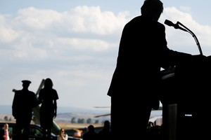 ترامب ينهي جولته الخارجية الأولى والمشكلات تنتظره في البيت الأبيض