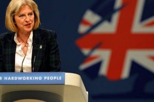 ماي تعلن خفض درجة التحذير الامني في بريطانيا من 'حرجة' الى 'خطرة'