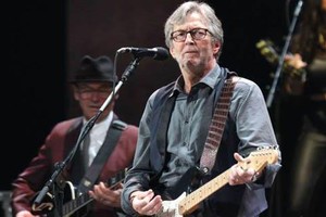 فرنسا تقلد عازف الغيتار اريك كلابتون وسام الفنون 