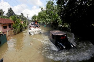 بالصور... سريلانكا: أكثر من 400 ألف نازح و122 قتيلاً جراء فيضانات وانهيارات أرضية