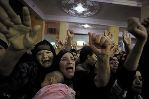 بالصور... مصر: حزن وغضب في كنيسة بالمنيا بعد هجوم على الأقباط