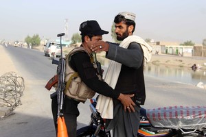 مقتل وإصابة 18 شخصاً في انفجار سيارة ملغومة بجنوب شرقي أفغانستان