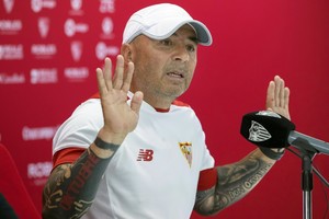 سامباولي يراقب لاعبي الدوري الأرجنتيني قبل الإعلان عن توليه رسميا قيادة منتخب التانغو