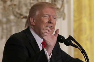 منافس ميركل على منصب المستشار يتهم ترامب بـ 'الابتزاز السياسي'