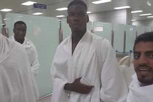 بالفيديو والصور... بوغبا يؤدي مناسك العمرة ويهنئ المسلمين بحلول شهر رمضان