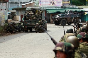 الجيش الفلبيني يعزز الأمن في المناطق القريبة من المدينة المحاصرة