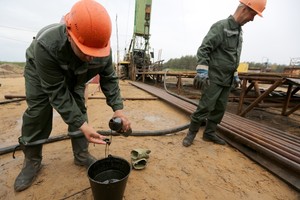 أسعار النفط تظل ضعيفة بسبب تقويض زيادة عدد منصات الحفر في أميركا جهود الحد من التخمة