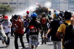 الشرطة الفنزويلية توقف مسيرة لإحياء ذكرى قتلى المظاهرات