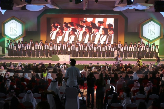 ﻿أهالي رؤساء مجالس إدارة المدرسة السابقين يكرمون الطلبة سنوياً بجوائز مالية