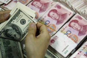 الدولار والين يرتفعان مع تنامي المخاوف السياسية في أوروبا