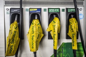 مئات من محطات الوقود فارغة بسبب اضراب في فرنسا