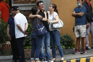 الشرطة الفلبينية: 35 شخصاً قضوا نحبهم اختناقاً داخل منتجع تعرض لهجوم في مانيلا