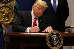 مصير حظر السفر الذي أمر به ترامب معلق على طلب من المحكمة العليا بتطبيقه بشكل فوري