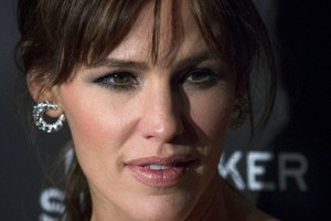 جنيفر جارنر تنفي تقريراً عن حياتها العاطفية بعد الانفصال عن بن أفليك