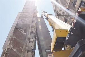 إزالة بناية الإسكندرية المائلة من أعلى ... ترخيصها 3 طوابق وصاحبها بنى 11