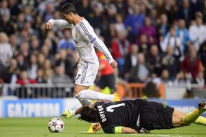 اليويفا يذكر الجميع... رونالدو يسجل الأهداف كلما واجه بوفون